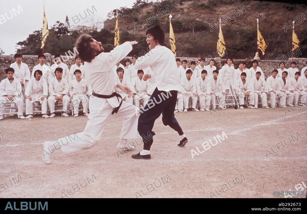 BRUCE LEE en OPERACIÓN DRAGÓN, 1973 (ENTER THE DRAGON), dirigida por ROBERT CLOUSE. Copyright CONCORD/WB.