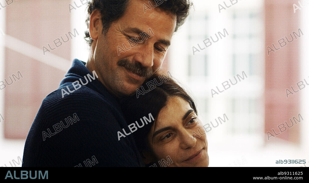 LUBNA AZABAL et SALEH BAKRI dans LE BLEU DU CAFTAN, 2022, réalisé par MARYAM TOUZANI. Copyright Les films du nouveau monde.