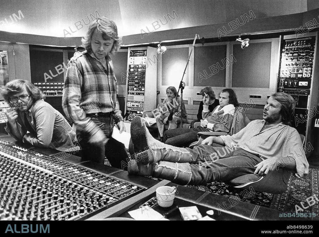 STOCKHOLM 1978-09-29. Technican Michael Tretow, Bjorn Ulvaeus and Benny Andersson duing the production of a new ABBA album in 1978. In the background studio musicians Rutger Gunnarsson, Ola Brunkert and Lasse Wellander . Foto: Arne Jönsson / DN / TT Kod: 35. **SvD OUT**.