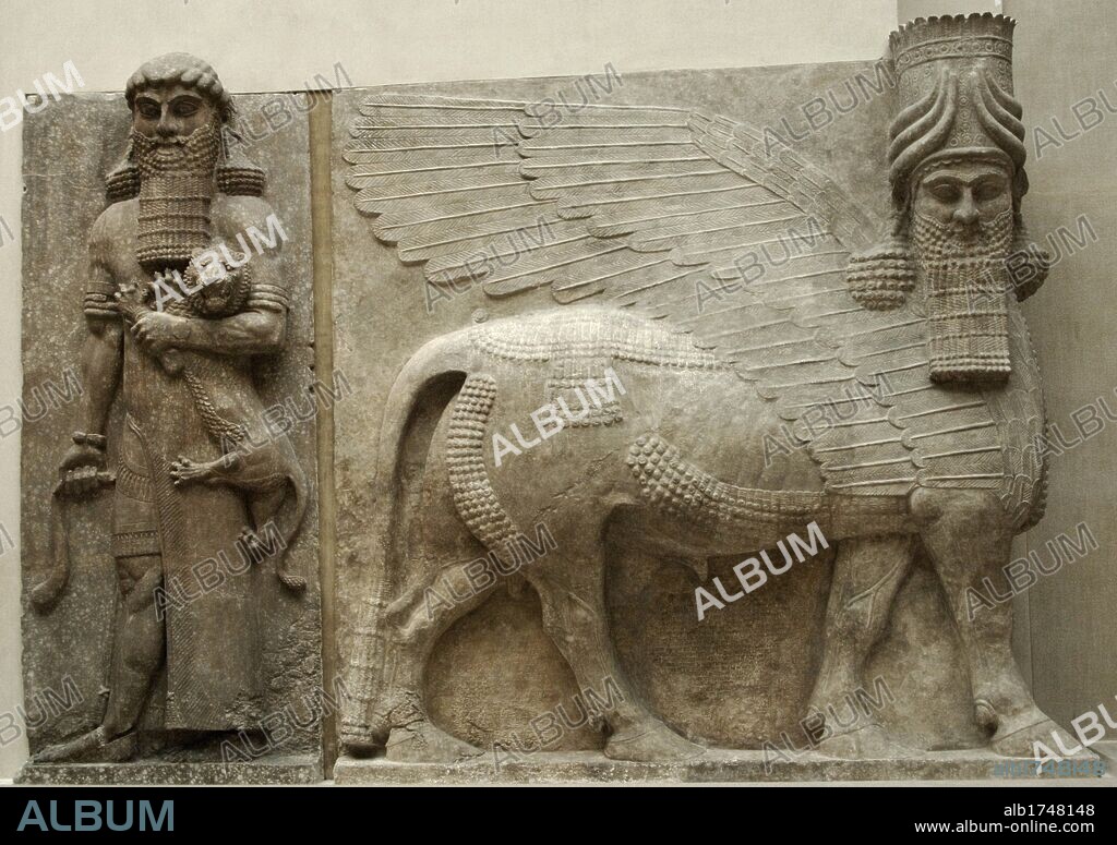ARTE MESOPOTAMICO. ASIRIO. Relieves del Palacio de Sargon II. De izquierda a derecha: El héroe GILGAMESH, con un león en brazos, y TORO GUARDIAN ANDROCEFALO. Dur Sharrukin, antigua Asiria (Actual Khorsabad en Irak). 713-716 a. C. Siglo VIII a. C. Museo del Louvre. París. Francia.