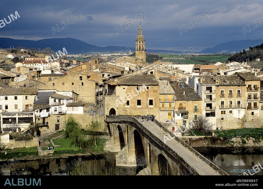 Puente la Reina; pueblo y Puente de los Peregrinos (Camino de Santiago).