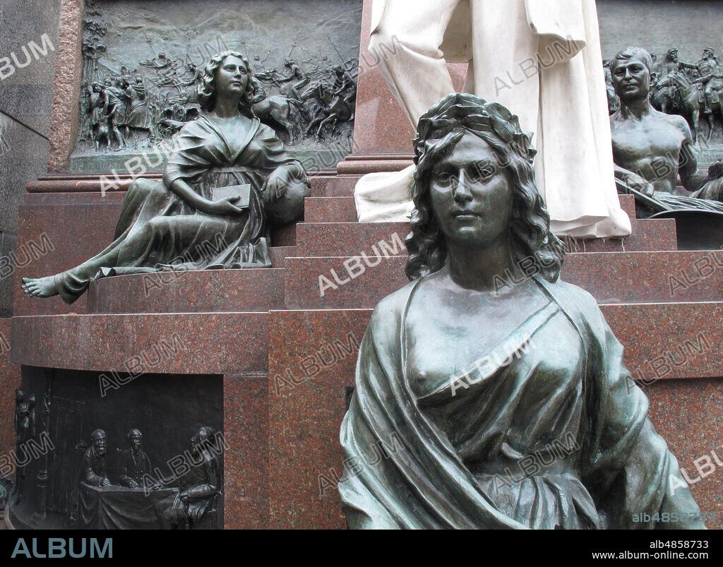 Esculturas de mujeres y friso realizadas en cobre, cementerio.