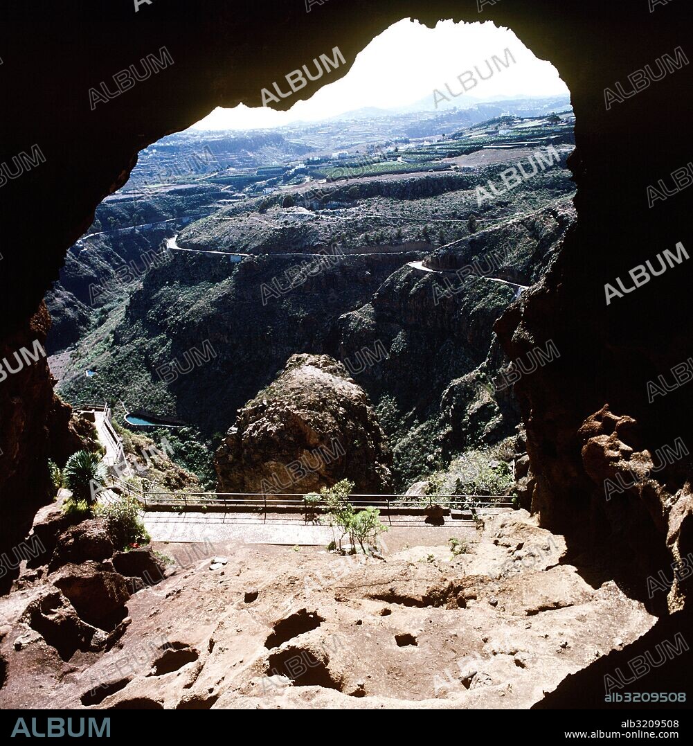 CUEVA PINTADA DE GALDAR (197). ENTRADA A LA CUEVA  GALDAR, GRAN CANARIA, ESPAÑA.