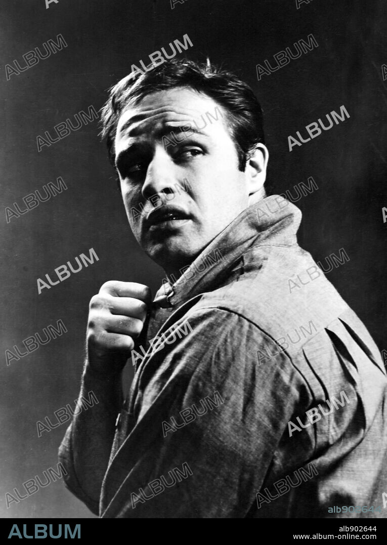 MARLON BRANDO en LA LEY DEL SILENCIO, 1954 (ON THE WATERFRONT), dirigida por ELIA KAZAN. Copyright COLUMBIA PICTURES.