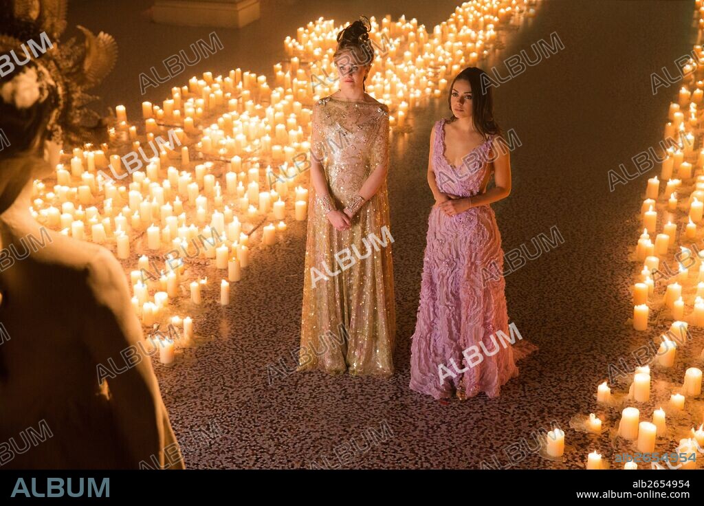 MILA KUNIS and TUPPENCE MIDDLETON in JUPITER ASCENDING, 2015, directed by ANDY WACHOWSKI and LANA WACHOWSKI. Copyright VILLAGE ROADSHOW PICTURES/WARNER BROS.