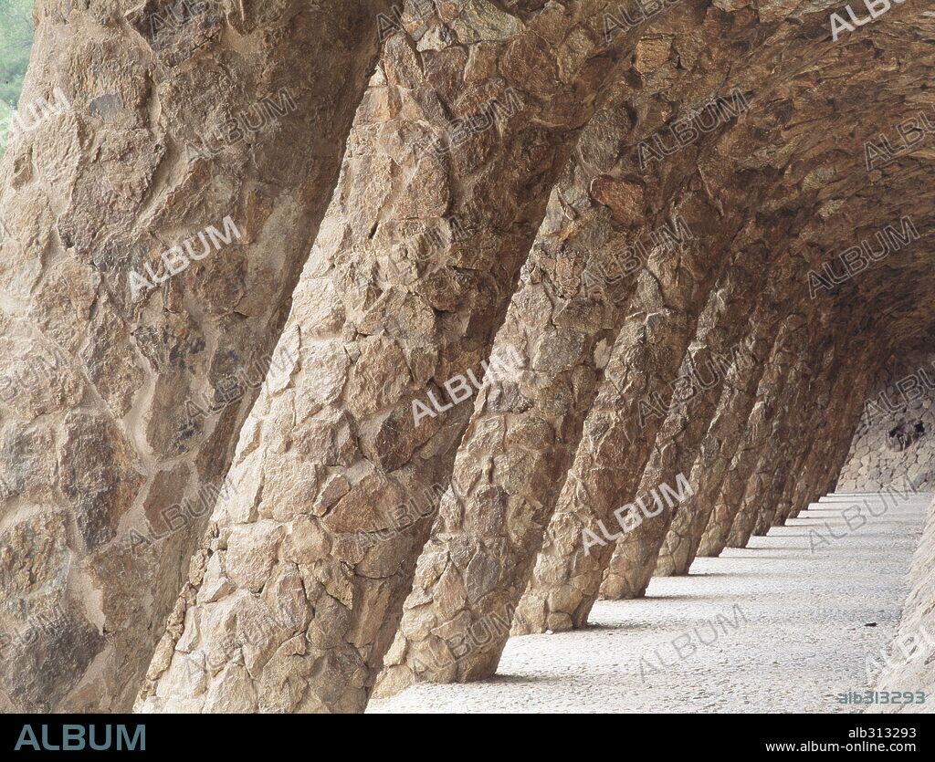 ANTONI GAUDÍ. Columnas inclinadas,  Parc Güell (1900-14), Barcelona, España.