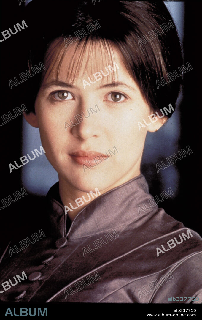 SOPHIE MARCEAU en A LA LUZ DEL FUEGO, 1997 (FIRELIGHT), dirigida por WILLIAM NICHOLSON. Copyright HOLLYWOOD PICTURES.