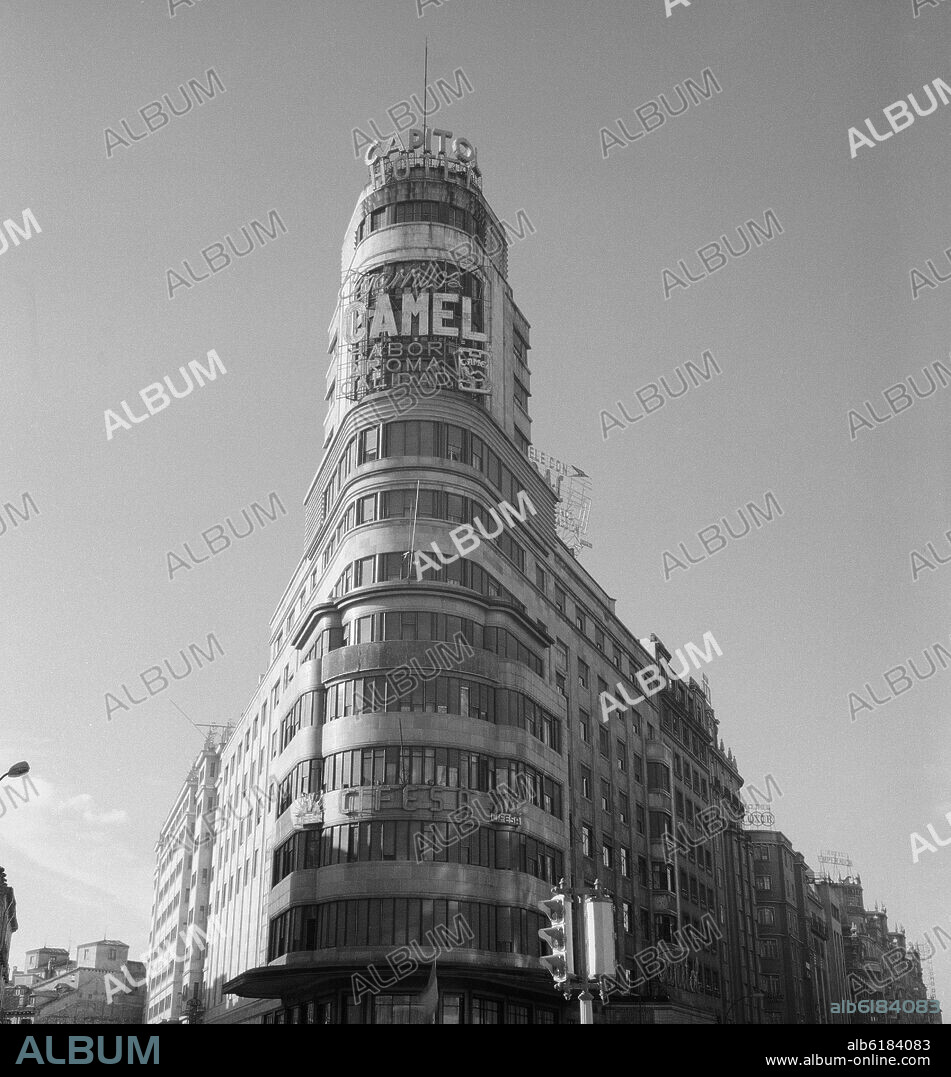 LUIS MARTINEZ-FEDUCHI (1901-1975). FOTOGRAFIA EN BLANCO Y NEGRO DE LOS AÑOS 60 DEL EDIFICIO CAPITOL SITUADO EN EL NUMERO 41 DE LA CALLE GRAN VIA ESQUINA CON LA PLAZA DE CA.