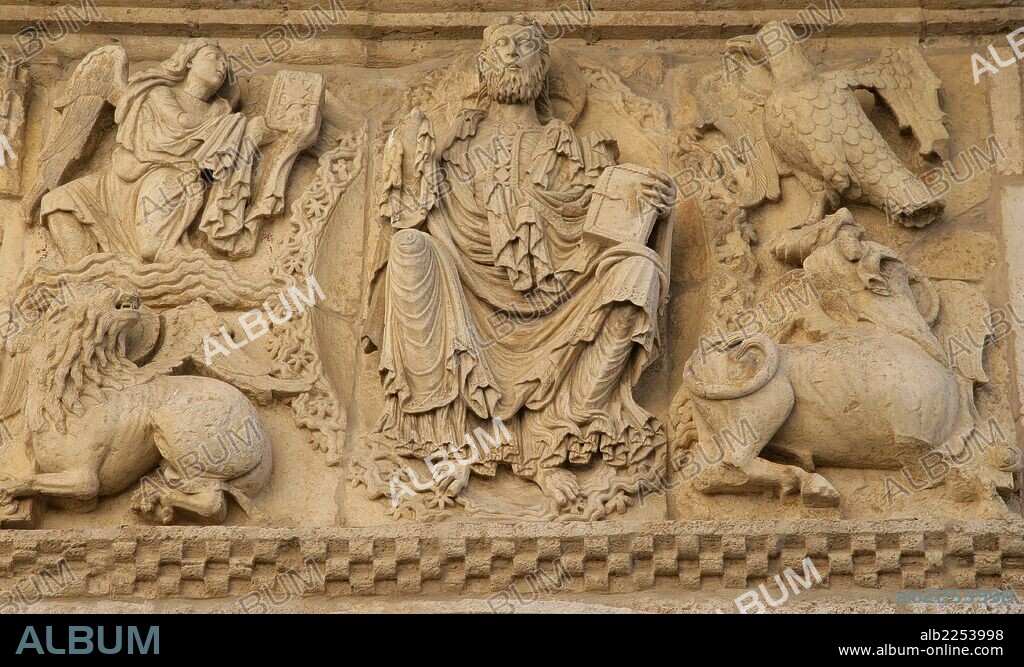 PALENCIA. CARRION DE LOS CONDES. IGLESIA DE SANTIAGO , SIGLO XII. DETALLE PORTADA , PANTOCRATOR. JESUCRISTO.
