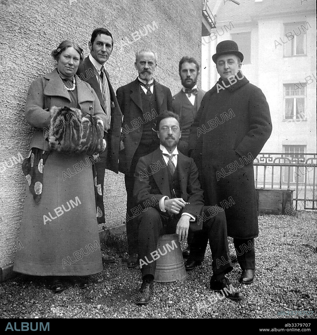 ANÓNIMO. Wassily Kandinsky with group of artists from the Blue Rider.