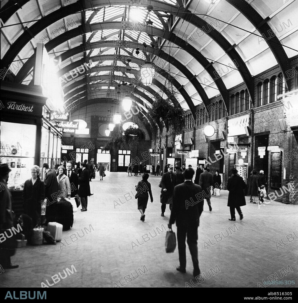 Stora hallen på Malmö C centralstationen järnvägsstationen i Malmö 1964.. Foto: Sydsvenskan / IBL Bildbyrå.