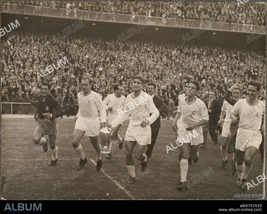 Madrid, 05/30/1957. Final of the European Cup played at the Santiago Bernabéu stadium between Real Madrid and Fiorentina, which ended with the victory of Madrid by 2 to 0. In the image, Marquitos, Di Stefano, Juanito Alonso, Mateos, Zárraga, Torres, Kopa and Villalonga carry the trophy around the field.