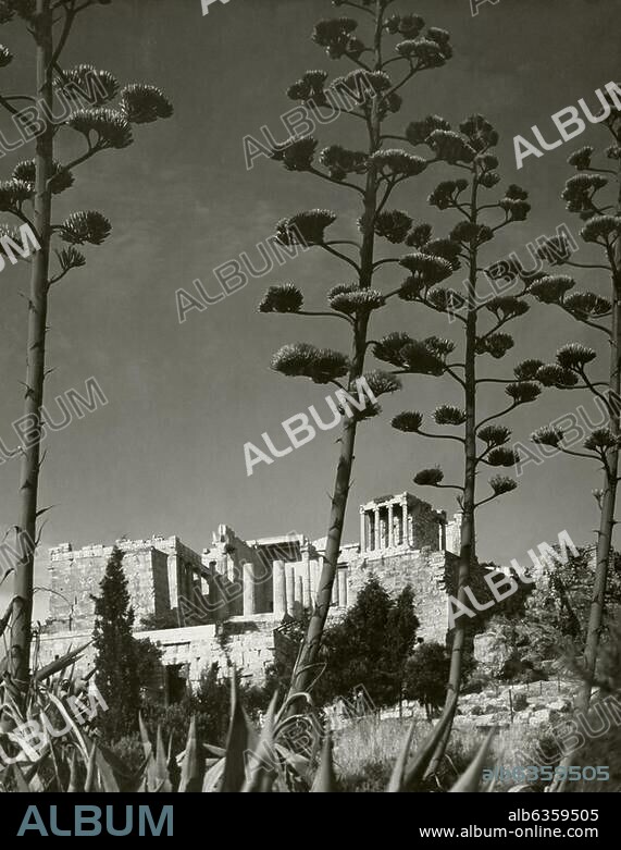 Athen (Griechenland), Propyläen. (Torbau zur Akropolis; erbaut 437-432 v. Chr. von Mnesikles). Ansicht der Propyläen; rechts der Tempel der Nike Apteros (erb. 427-424 v. Chr. von Kallikrates). Foto, 1928/29 (Walter Hege).
