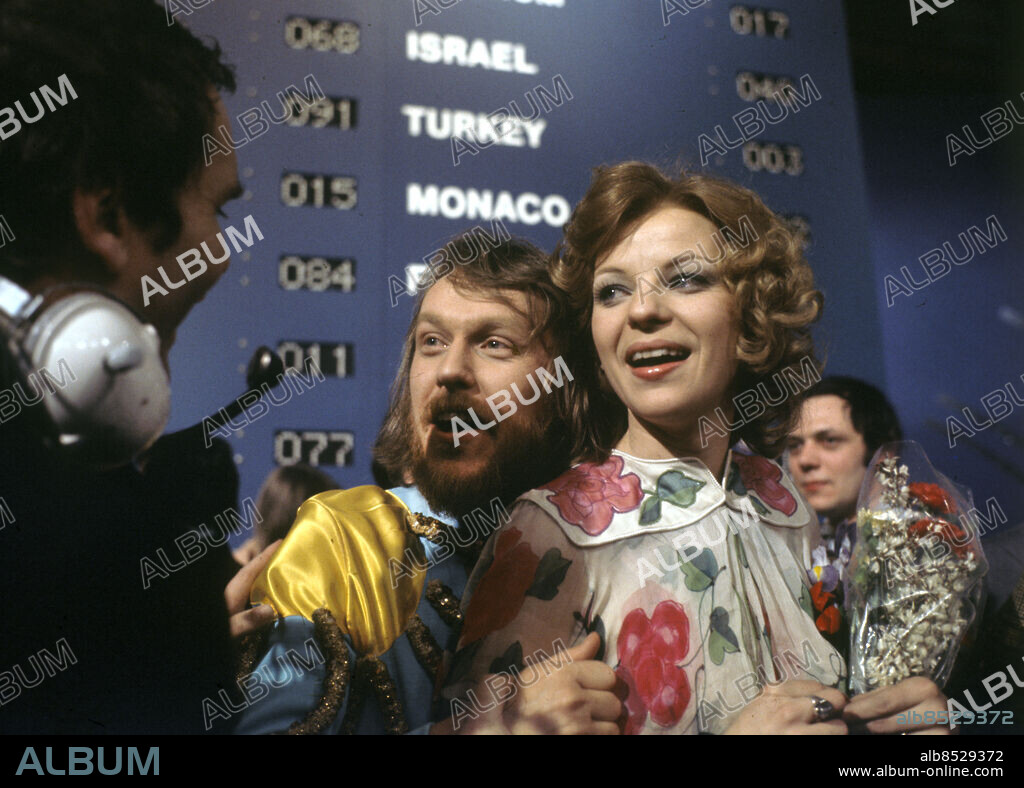 STOCKHOLM 1975-03-22. Two of the members of the Dutch pop group Teach-In fr. v. John Gaasbeek and Getty Kaspers is interviewed after winning the Eurovision Song Contest with the songt "Ding-a-dong" in Stockholm, Sweden, March 22 1975.. Photo: Olle Lindeborg / SCANPIX SWEDEN / Code: 190.
