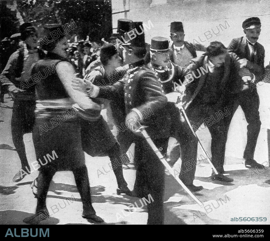 Case History of WW I:. Assassination of the Austro-Hungarian successor to th. throne, archduke Francis Ferdinand, a. his wife by Gavrilo Princip on June 28th, 1914, in Sarajevo. Arresting of the assassin. Photo.