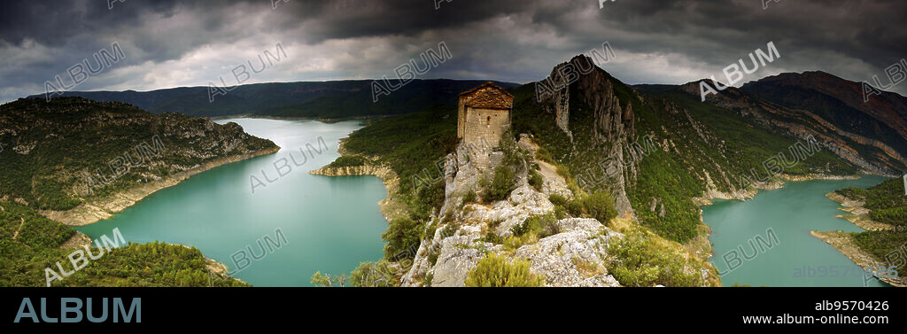 Ermita romanica de la Mare de Déu de la Pertusa (s.XI). Corça. Macizo del Montsec. Lleida.Cordillera pirenaica.Catalunya.España.