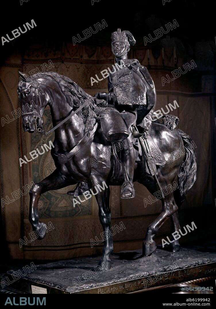 CAPUZ JOSE 1884-1964 / HUERTA MOISES. ESTATUA ECUESTRE DE ALFONSO XIII VESTIDO CON EL UNIFORME DE HUSARES DE PAVIA Y MONTANDO AL PASO - 1911.
