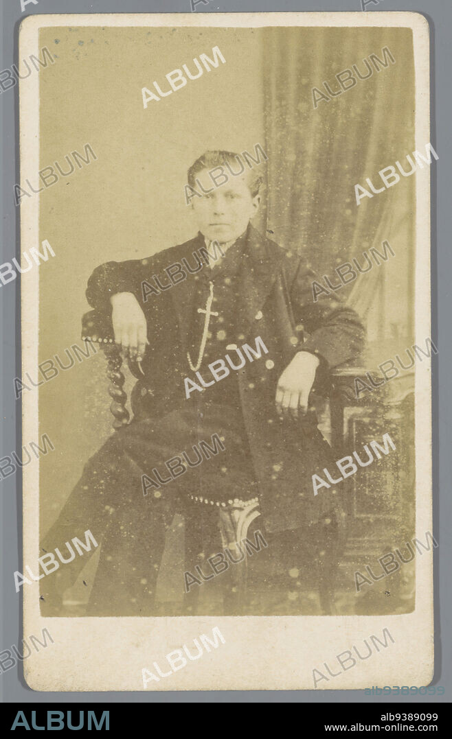 Portrait of an unknown young man at a table, Pieter Siewers (possibly), P. Siewers & Zoon (mentioned on object), Edam, 1857 - 1885, paper, cardboard, albumen print, height 105 mm × width 63 mm.