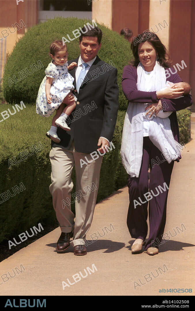 La Princesa Alexia de Grecia presenta a su hija Ana Maria Morales y de Grecia, en compañía de su marido Carlos Morales con su primera hija Arrieta Morales y de Grecia, a la salida la clínica. Barcelone 17 de mayo del 2003.