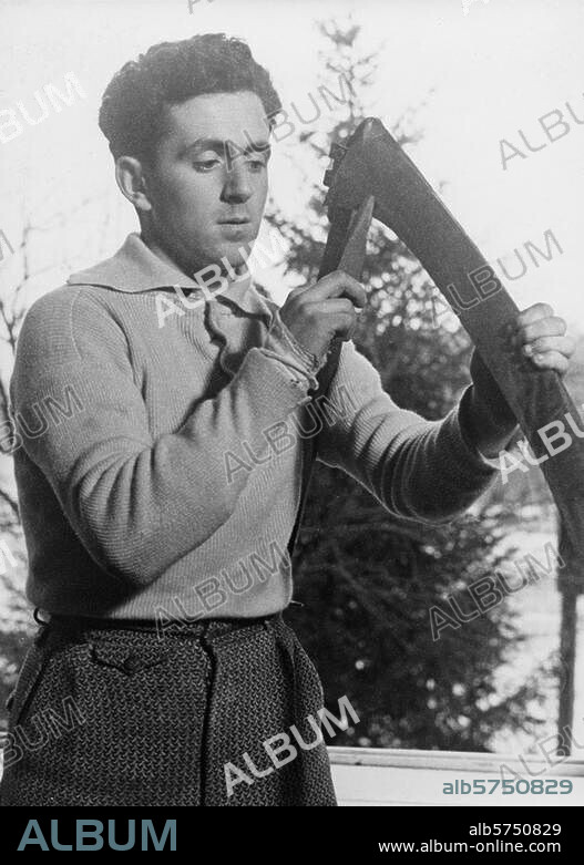 Deutschland / NS-Zeit / Juden. Hachschara Landwerk in Ahrensdorf, Brandenburg (gärtnerisch-landwirtschaftliche Ausbildung von Jugendlichen, ab 1936, als Vorbereitung für die Auswanderung nach Palästina im Rahmen der Jugendalija): Schärfen einer Sense. Foto, 1937 (Abraham Pisarek).