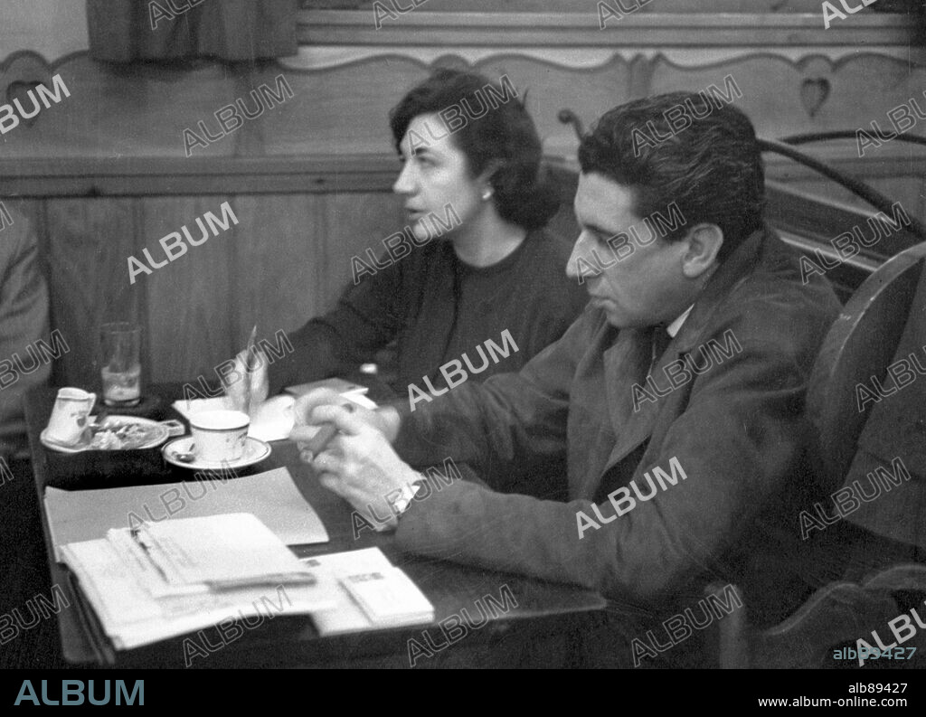 La escritora española Ana María Matute con su marido, el escritor Ramón Eugenio de Goicoechea, en la cervecería Heidelberg de Barcelona en el año 1962.