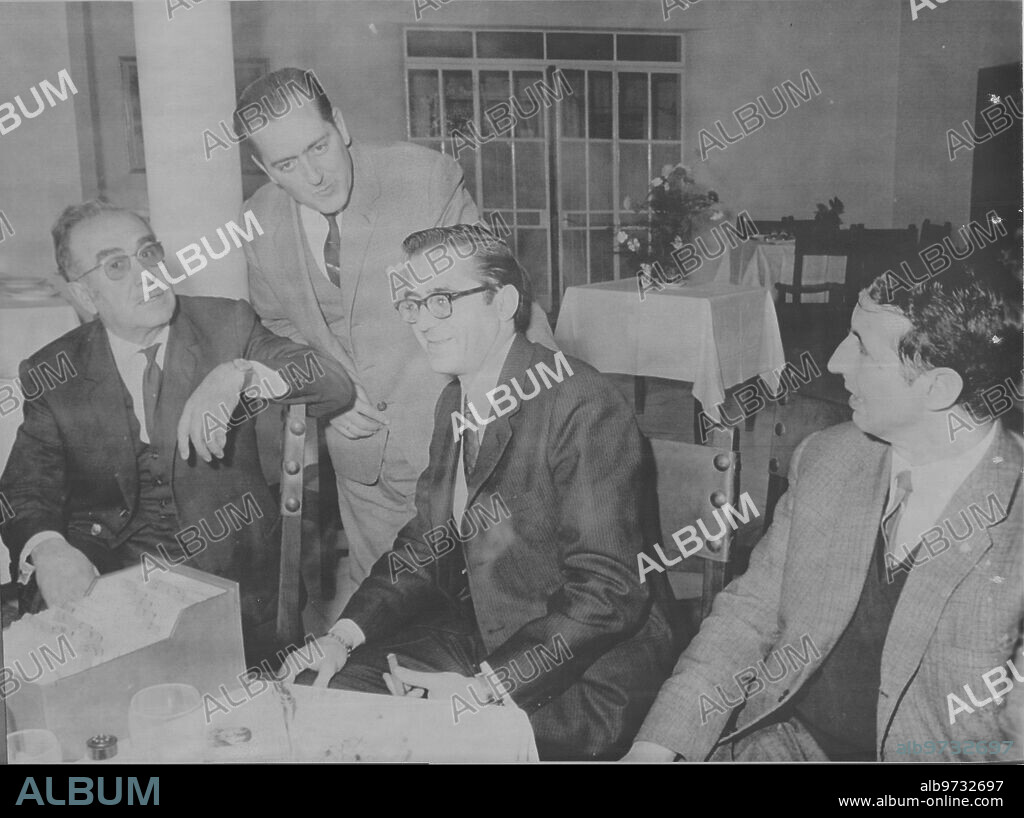 Manzanares, Ciudad Real, 16/12/1969. Don José Antonio Sanz Domínguez, finalista con el tema «Manolete» en el concurso de T.V.E. «Las diez de últimas», fotografiado en el Parador Nacional de la ciudad, en donde se prepara para la final. En la mesa el famoso fichero con datos sobre Manolete.