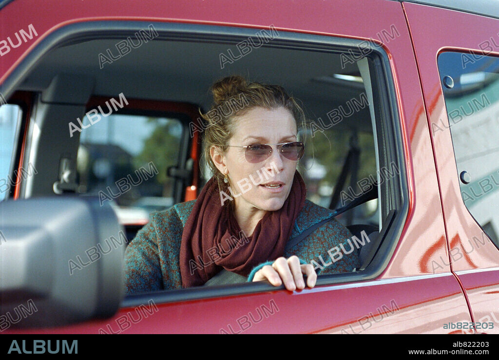 FRANCES McDORMAND en AMIGOS CON DINERO, 2006 (FRIENDS WITH MONEY), dirigida por NICOLE HOLOFCENER. Copyright THIS IS THAT PRODUCTIONS.