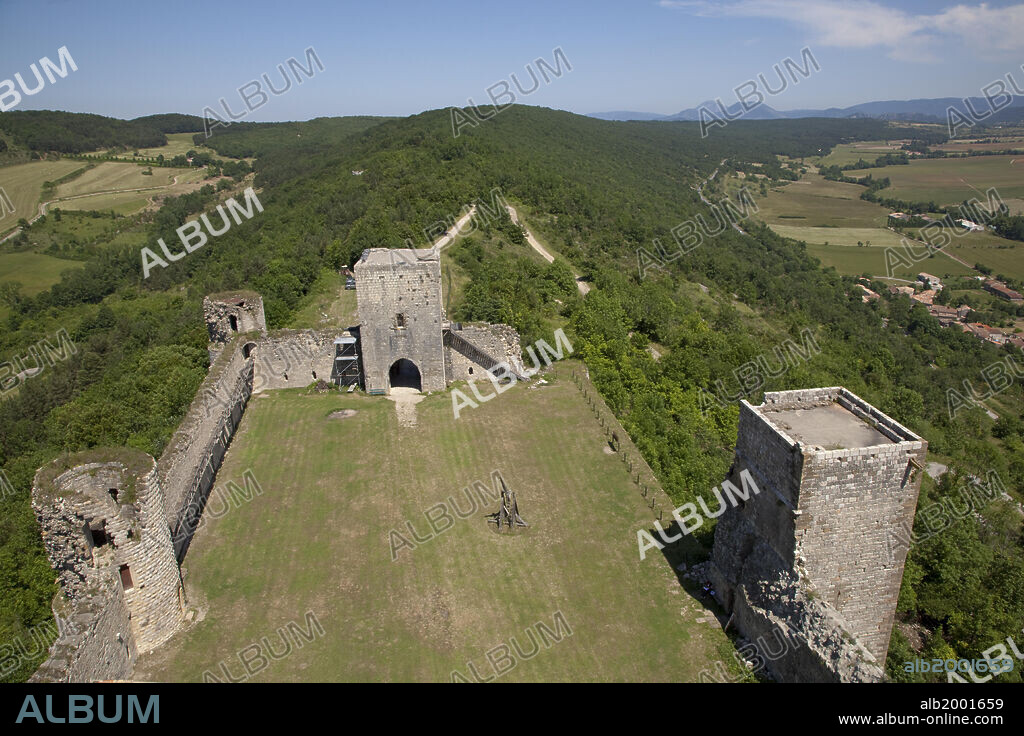 The current ruins at Puivert Castle date from the 14th century and are still in relatively good condition. The castle has a well-preserved 35 m high keep and 6 towers incorporated in its enclosure wall. The site has been listed as a French Historical Monument since 1907.