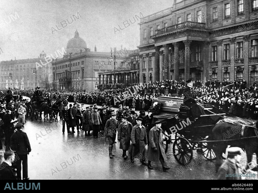 German Revolution 1918/1919: Crowds of people participate in the funeral procession for the members of the Volksmarinedivision, who died during the attack on the occupied Berlin Palace and the Marstall by government troops on 24 December 1918, in Berlin on 29 December 1918. The Volksmarinedivision was an armed division of sailors of the former Imperial Navy which supported the revolutionary efforts in Berlin. Here: the procession is pictured at Unter den Linden on its way to the Friedhof der Märzgefallenen (lit. "Cemetery of those killed in action in March" referring to the victims of the revolutions of 1848 in the German states). Photo: Fotoarchiv für Zeitgeschichte/Archiv. 29/12/1918