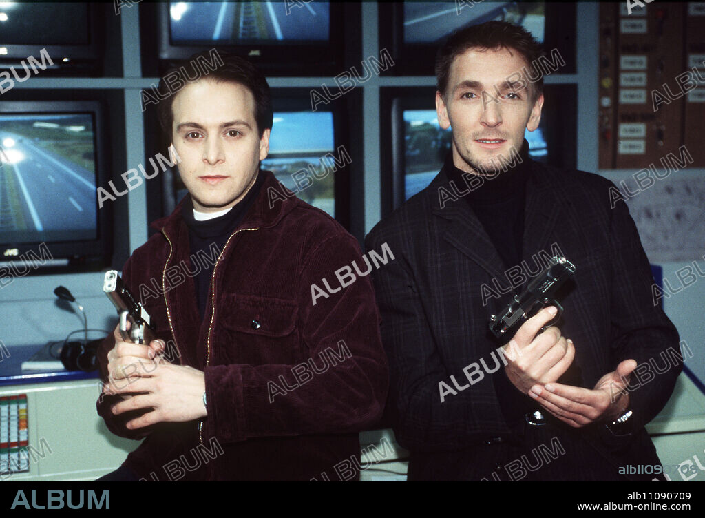 ALARM FOR COBRA 11 - THE MOTORWAY POLICE Andre's friend Baxter, singer of a techno band, is kidnapped. Andre and Semir take over the ransom handover. Scene with ERDOGAN ATALAY (Semir) and MARK KELLER (Andre Fux). aka. Deadly Fame / Headline: ALARM FOR COBRA 11 - THE MOTORWAY POLICE.