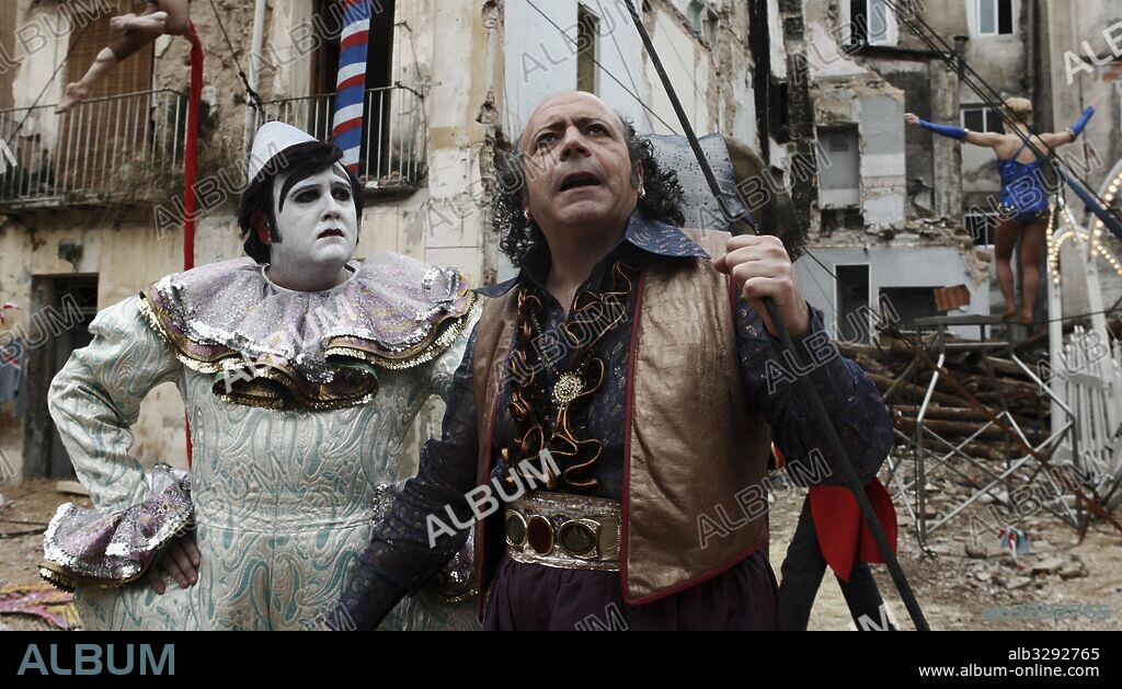 CARLOS ARECES en BALADA TRISTE DE TROMPETA, 2010, dirigida por ALEX DE LA IGLESIA. Copyright MOTION INVESTMENT GROUP.