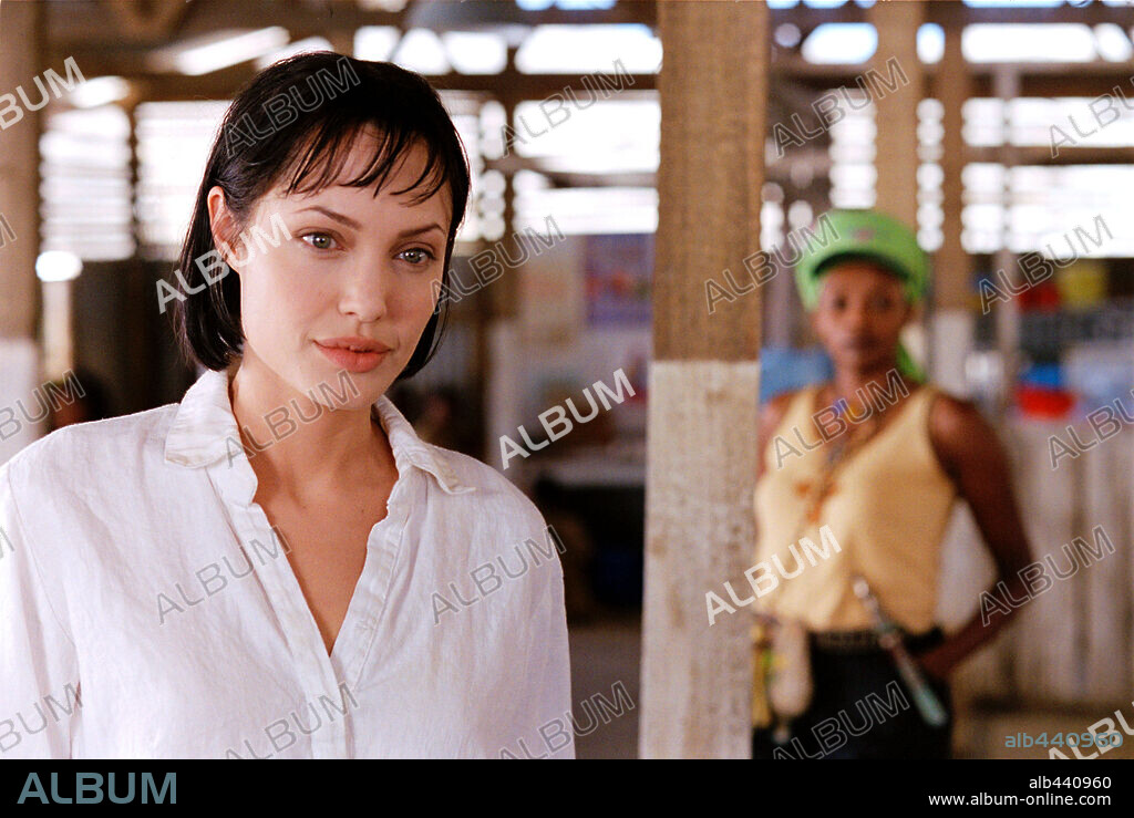ANGELINA JOLIE en AMAR PELIGROSAMENTE, 2003 (BEYOND BORDERS), dirigida por MARTIN CAMPBELL. Copyright MANDALAY PICTURES/ CAMELOT PICTURES / DUHAMEL, FRANÇOIS.