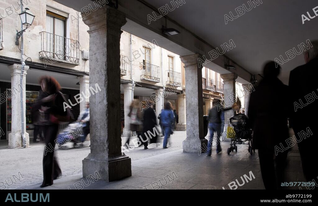13/04/2008. Calle Mayor. La calle Porticada mas larga de Europa. 
Alcala de Henares. Madrid. Espana. Foto: de san Bernardo. Archdc.