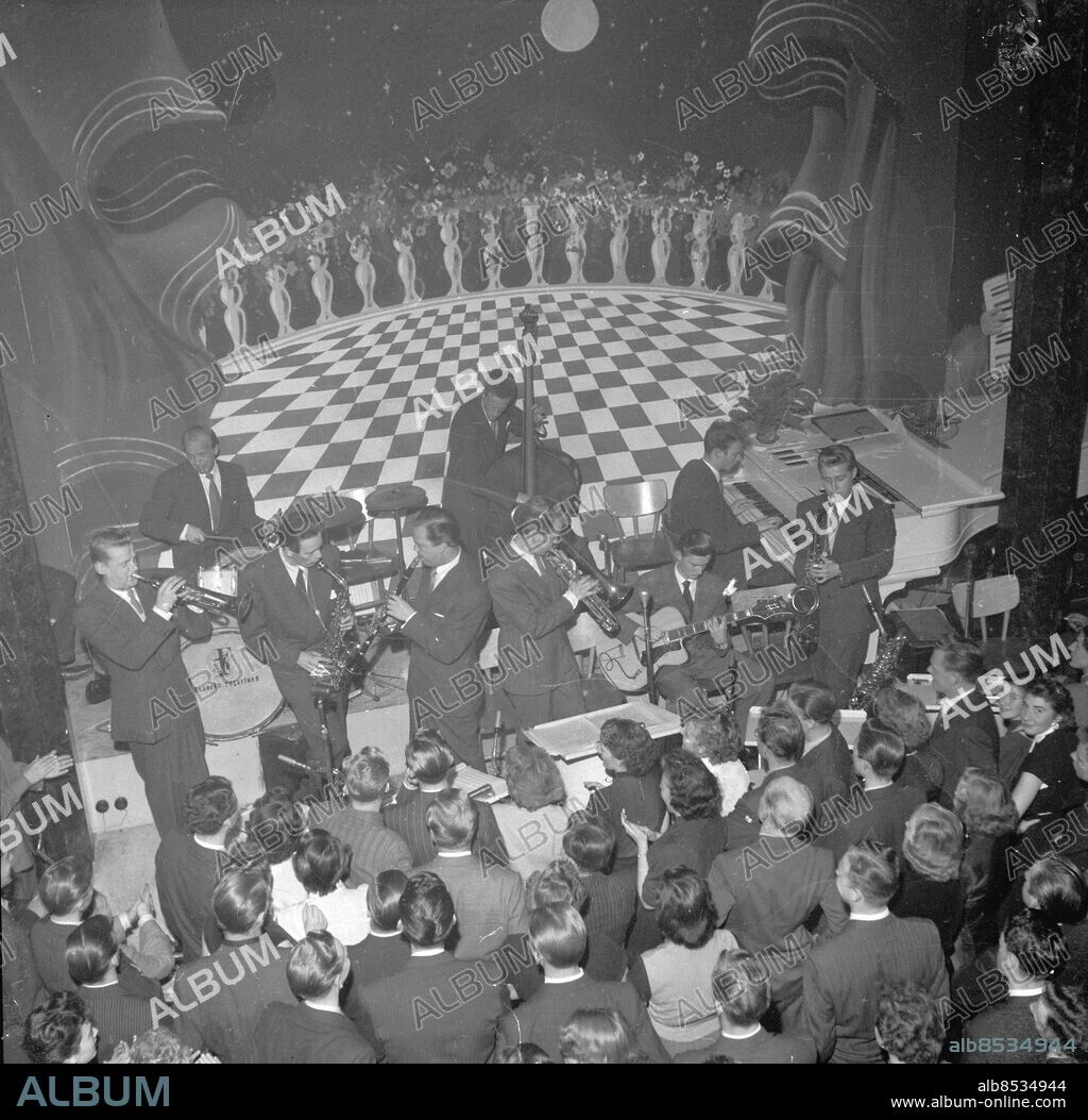 Göteborg Nov-dec 1952. Antagligen Wauxhall på Första Långgatan. På trummorna syns Kenneth Fagerlund, Beppo Gräsman på trumpet, altsax - Ingemar Glanzelius, Bengt Hallberg på piano, Gunnar Johnsson på bas, Hacke Björksten tenorsax, Joppla Björling på klarinett, Charles Willig på ventilbasun på gitarr Rune Gustafsson.. *** Local Caption *** . KAMERAREPORTAGE.