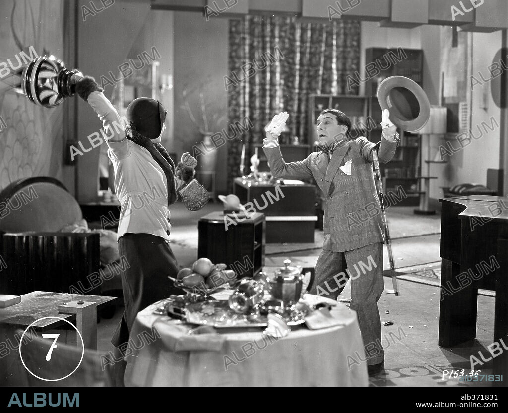 IMPERIO ARGENTINA y MIGUEL LIGERO en SU NOCHE DE BODAS, 1931, dirigida por LOUIS MERCANTON. Copyright LES STUDIOS PARAMOUNT.