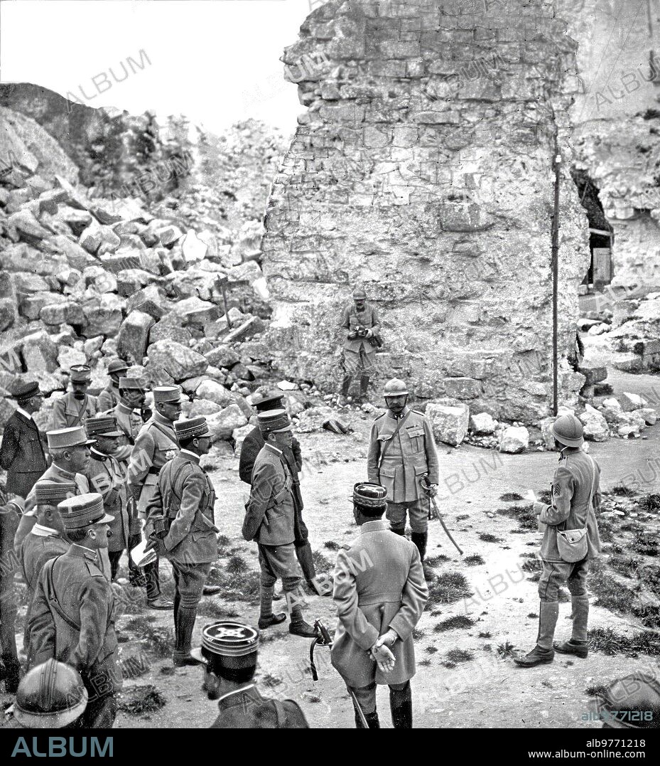 Noviembre 1917. En el frente Occidental. El Rey de Italia (X) Contemplando las Ruinas del castillo de Coucy durante su reciente visita al frente francés.