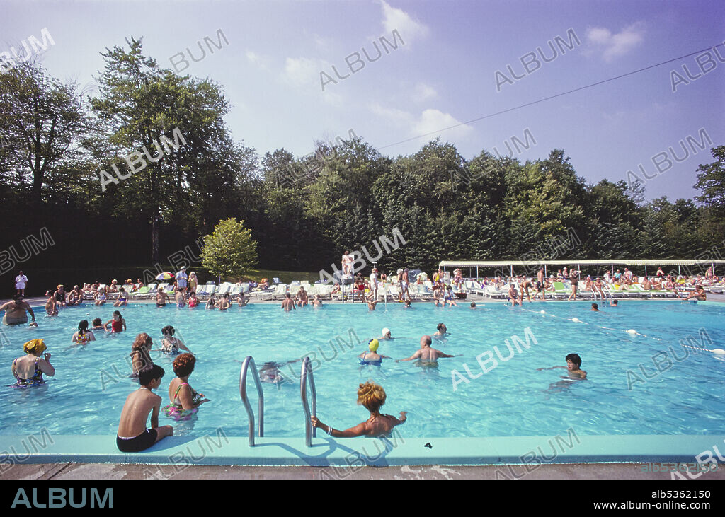 Crowd at the Pool, Raleigh Hotel and Resort, South Fallsburg, New York, USA, John Margolies Roadside America Photograph Archive, 1978.