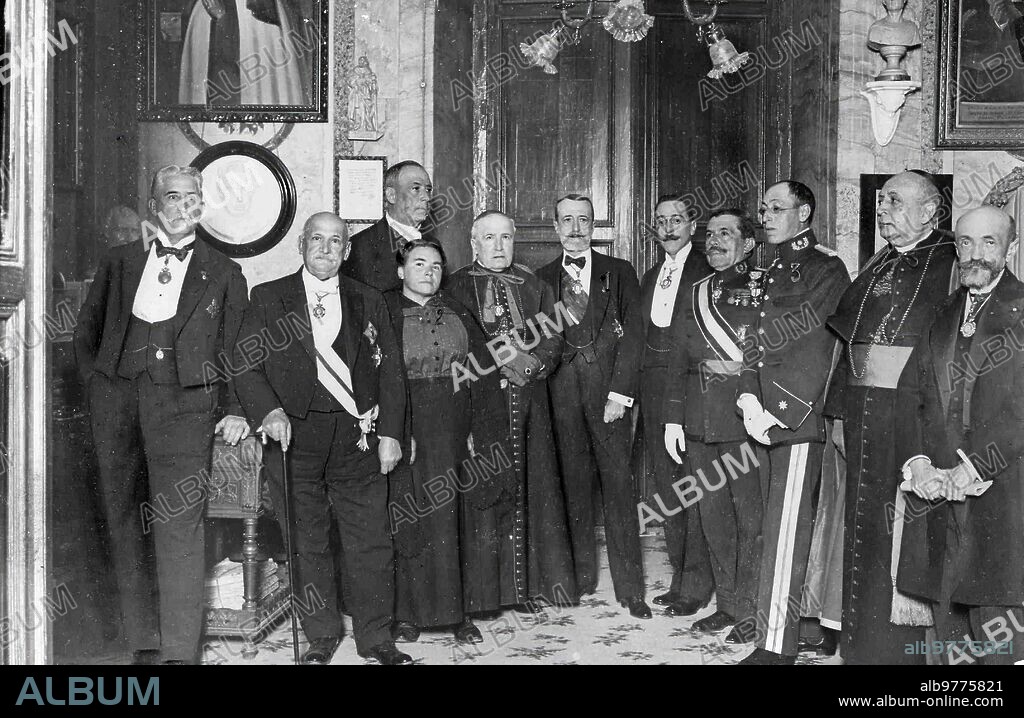 Abril 1918. En la real academia de la Historia. El Presidente, Marqués de Laurencin (1 Francisco Uhagon y Guardamino), con Varios Académicos, Saturnina Bermejo (2), que Obtuvo el premio A la Virtud, y el comandante de intervención D. Adelardo Merino, A quien se Adjud.