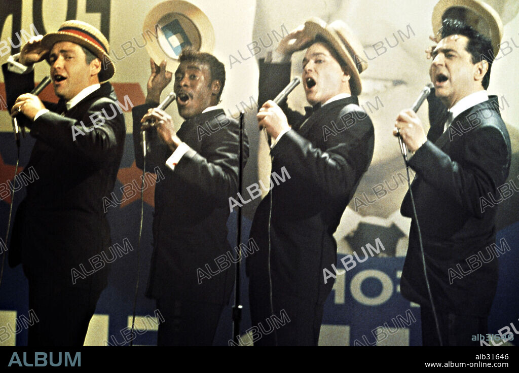 ANGUS MACFADYEN, DON CHEADLE, JOE MANTEGNA and RAY LIOTTA in THE RAT PACK, 1998, directed by ROB COHEN. Copyright HOME BOX OFFICE (HBO)/ORIGINAL FILM / VAUGHAN, STEPHEN.