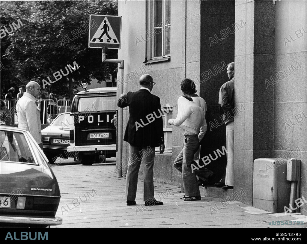 Stockholm 1977-08-09. Operation Leo, namn på en planerad kidnappning av statsrådet Anna-Greta Leijon som leddes av den tyske terroristen Norbert Kröcher. Operationen ansågs vara en hämndaktion då Leijon ansvarat för utvisningen av de fem överlevande terroristerna från Västtyska ambassaddramat i Stockholm två år tidigare. Säkerhetspolisen avslöjade planerna och såväl tyska som svenska medborgare dömdes för brotten. BILDEN: En stor mängd civilpoliser vaktar terroristerna vid synen på Katarina Bangata 55.. Foto: Tomas Oneborg / SvD / TT / kod 12014.