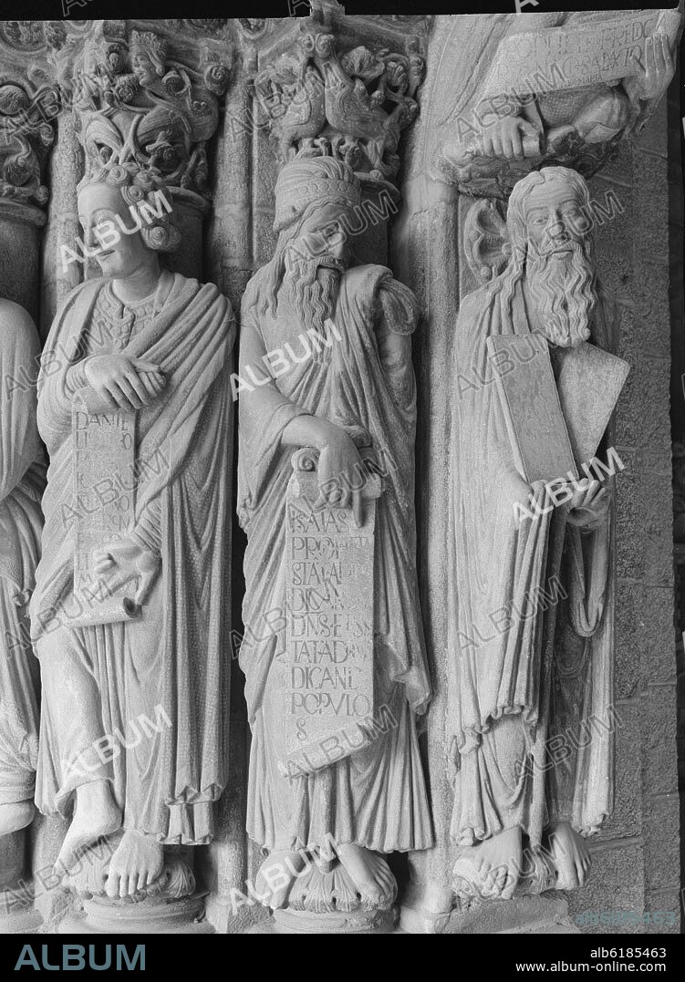 MAESTRO MATEO. DANIEL ISAIAS Y MOISES - DETALLE DEL PILAR DE LOS PROFETAS - PORTICO DE LA GLORIA - SIGLO XII - ROMANICO ESPAÑOL - B/N - AÑOS 50 -.