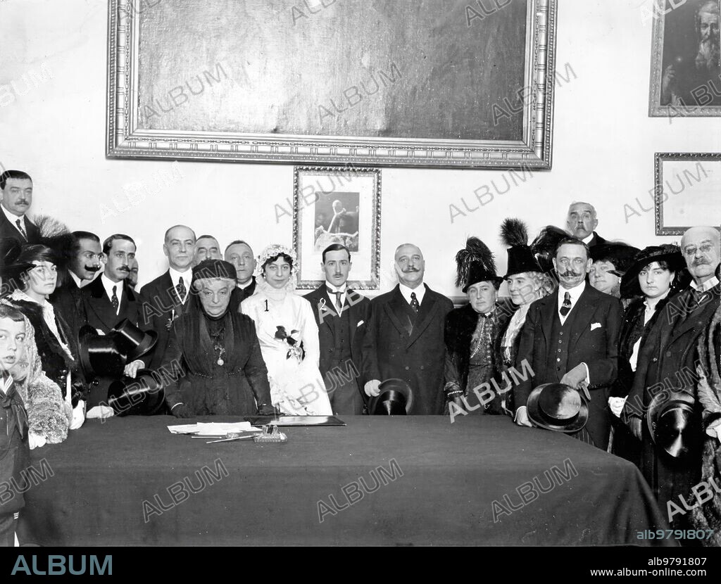 December 9, 1915. An Aristocratic wedding in Madrid. Miss Avelina García Prieto (1), Daughter of the Marquises of Alhucemas, in her wedding ceremony with Mr. Manuel Sáenz de Vicuña (2), held yesterday afternoon in the church of La Concepción.