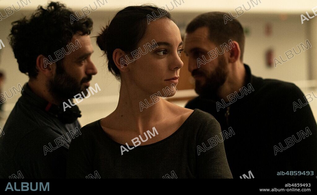 RAUL AREVALO, RODRIGO SOROGOYEN y VICKY LUENGO en ANTIDISTURBIOS, 2020, dirigida por ISABEL PEÑA y RODRIGO SOROGOYEN. Copyright THE LAB CINEMA S.L./CABALLO FILMS/MOVISTAR+.