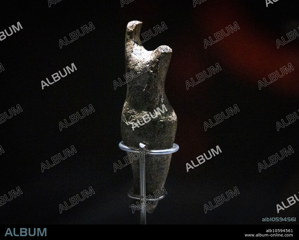 venus from El Pendo, Upper Paleolithic (Solutra period), deer antler figurine, San Pantaleón cave, Escobedo, Museum of prehistory and archeology (MUPAC), Santander, Cantabria, Spain.