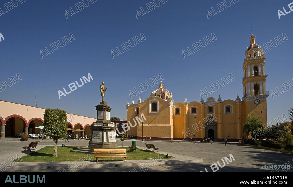 MEXICO. CHOLULA. Vista de la PLAZA DEL ZOCALO con el MONUMENTO A BENITO JUAREZ (1806-1872) y la IGLESIA DE SAN PEDRO.. Estado de Puebla.