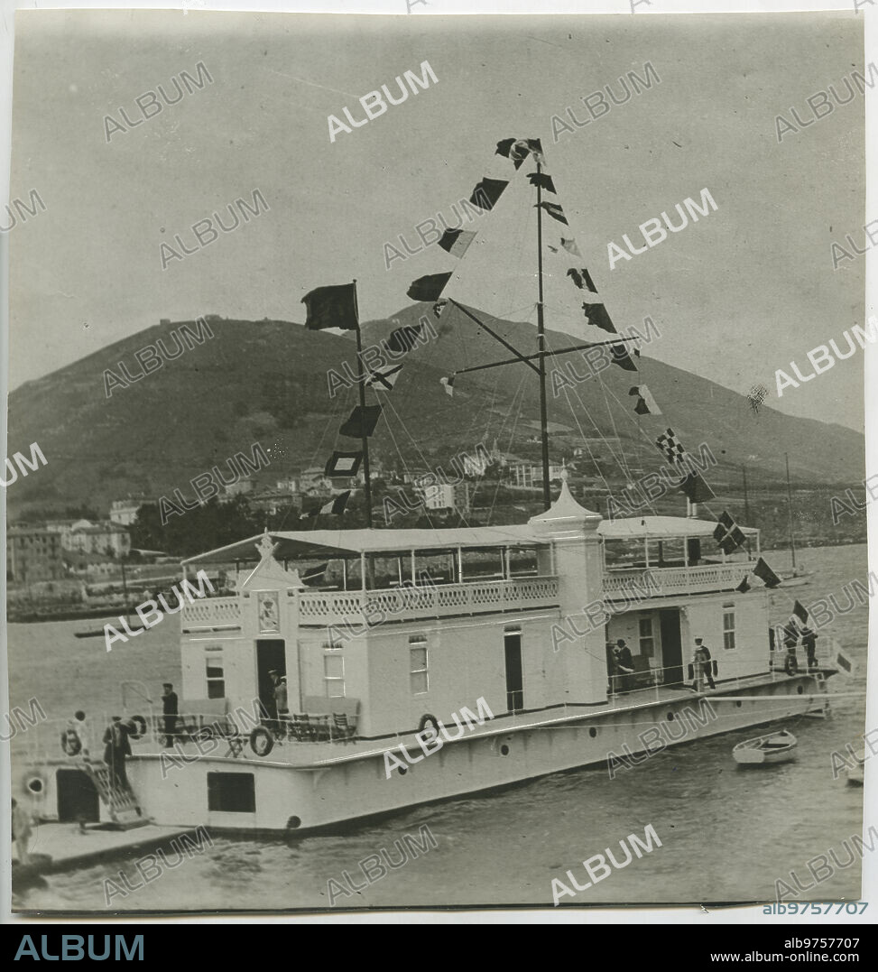 Bilbao, August 1908. The pontoon of the Real Sporting Club, the company that organizes the regattas.