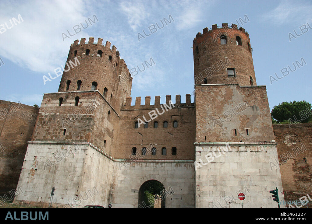 ARTE ROMANO. ITALIA. PUERTA DE SAN SEBASTIAN o ANTIGUA PUERTA VIA APPIA. Una de las puertas de las murallas Aurelianas iniciadas por el emperador Aureliano en el 272. (Siglo III).. Roma. Italia.