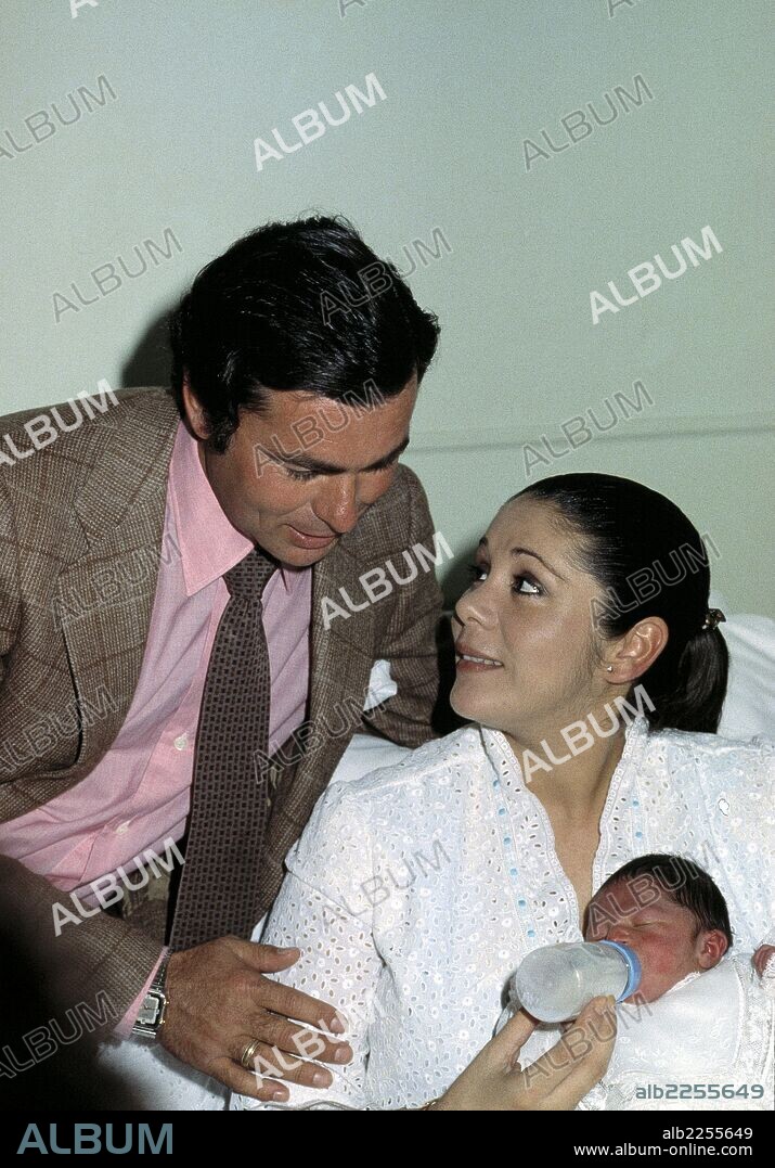 ISABEL PANTOJA Y FRANCISCO RIVERA ( PAQUIRRI ). CON SUHIJO RECIEN NACIDO FRANCISCO RIVERA PANTOJA. AÑO 1984.