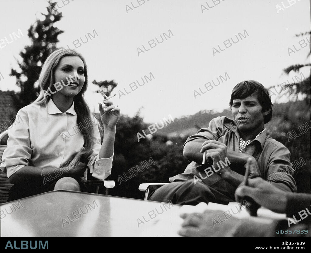 DIANIK ZURAKOWSKA y MANUEL "EL CORDOBES" BENITEZ en EN ANDALUCIA NACIO EL AMOR, 1966, dirigida por ENRIQUE EGUILUZ. Copyright LEDA FILMS.