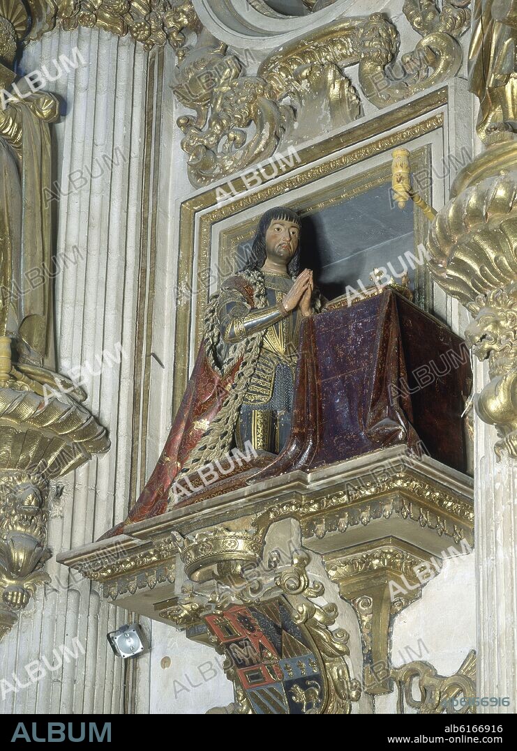 PEDRO DE MENA Y MEDRANO. CAPILLA MAYOR-ESCULTURA DE FERNANDO I EL CATOLICO ORANTE.